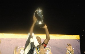 Lenílson, capitão do Belo, levanta a primeira taça de campeão nacional do futebol paraibano.